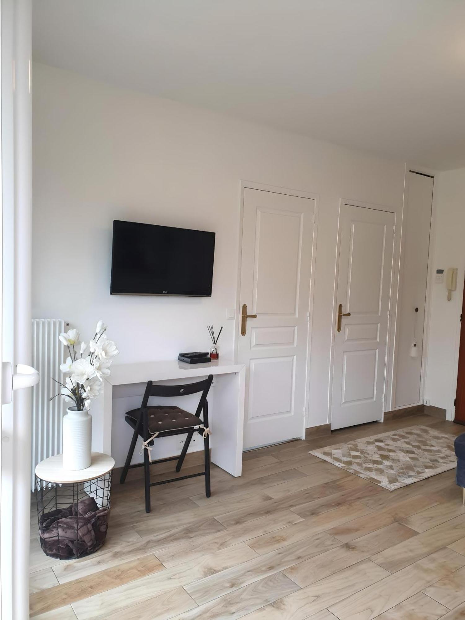 Appartement Avec Jardin Prive - 2 A 4 Voyageur Chaville Dış mekan fotoğraf